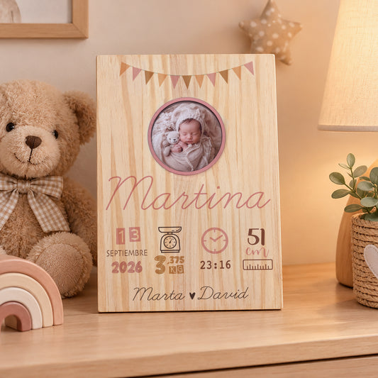Natalicio de madera personalizado con foto y datos del bebé: nombre, fecha, peso, hora y medida impresos sobre madera